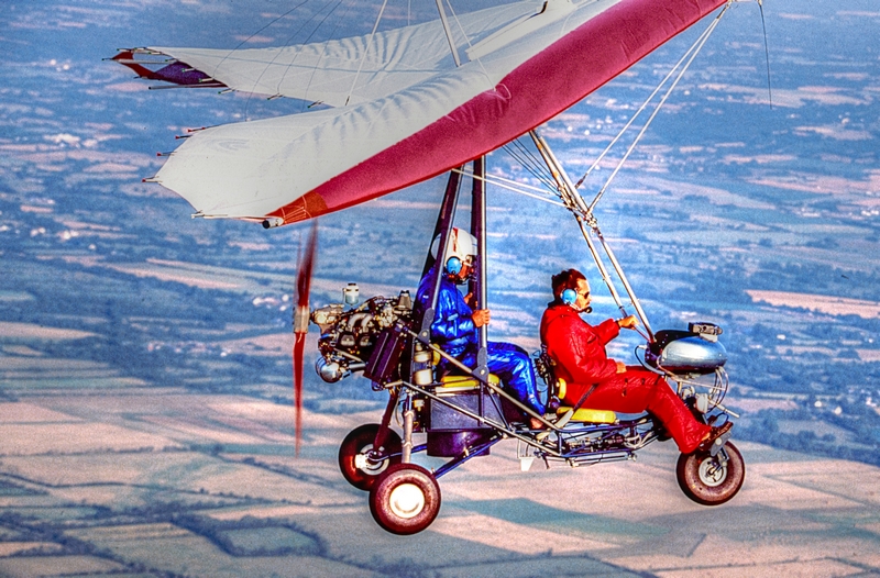 Machine treillis métallique destinée au tournage de films pour le réalisateur cinéaste animalier François Bel et son photographe Albert Visage. Le pilotage peut se faire de l’avant ou de l’arrière, et l’avant de la machine peut supporter une boule gyrostabilisée avec un champ de 220 ° sur 170 °