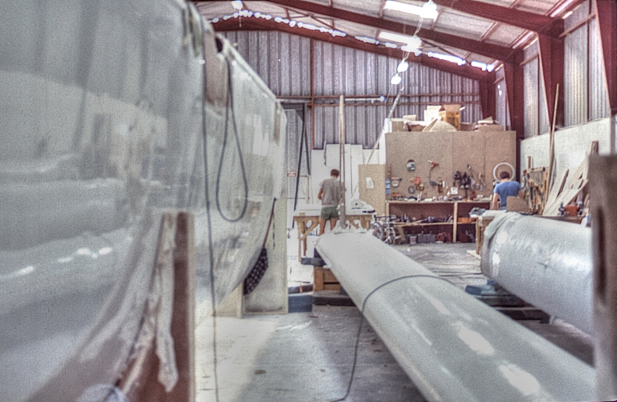 Coque bras, flotteurs sont presque terminés. La construction du gigantesque mât aile commence